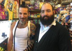 השחקן יונתן אגסי מניח תפילין
